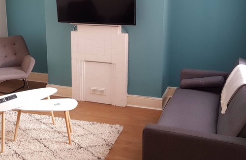 Rushmoor District Apartment | Travaal.com - Large 3 Bedroom Apartment Farnborough