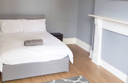 Rushmoor District Apartment | Travaal.com - Large 3 Bedroom Apartment Farnborough
