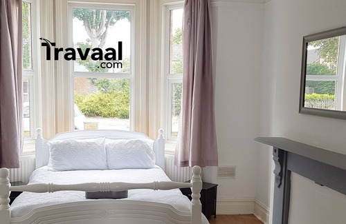 Rushmoor District Apartment | Travaal.com - Large 3 Bedroom Apartment Farnborough