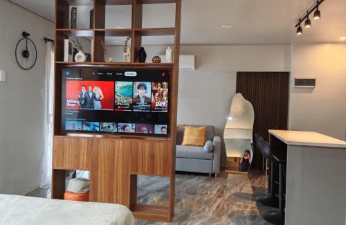 Mactan Export Processing Zone Apartment | Traveler's Nest near Airport, Netflix, Stylish, Cozy with swimming pool