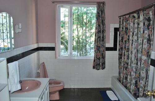 La Colon Hotel | Travellers Inn