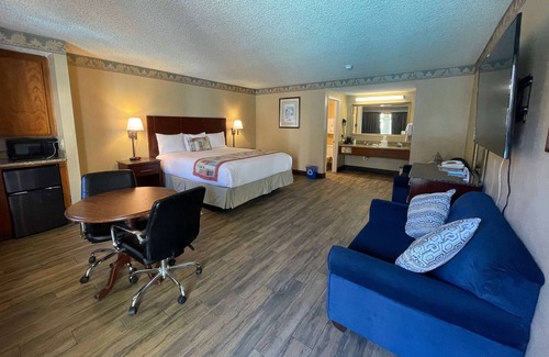 Downtown Hotel | Travelodge by Wyndham Costa Mesa Newport Beach Hacienda