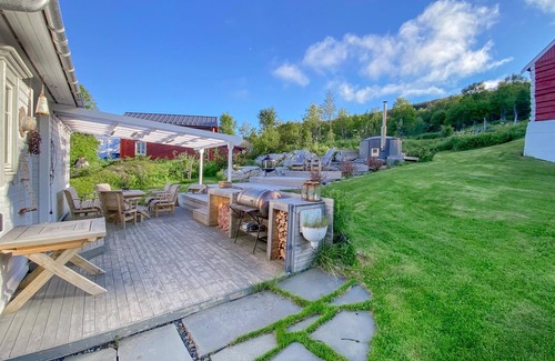 Bjarkoy Municipality House | Treat yourself to some time out in this beautiful holiday home with a fantastic natural backdrop.