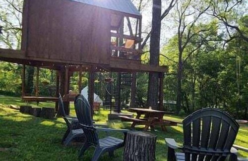 Eureka Springs House | Tree House Glamping Destination near the Ozarks, with River Access for Swimming and Fishing