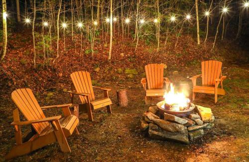 Bryson City House | Tree-Lined Cabin with Hot Tub and Deck in Bryson City
