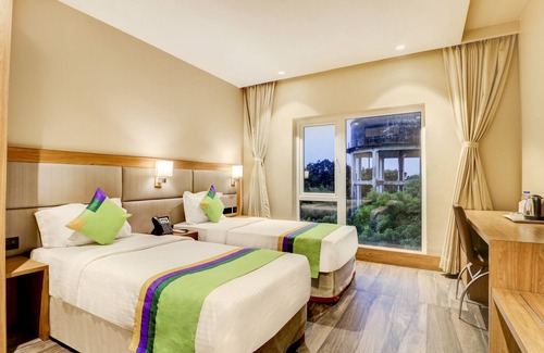 Block E Hotel | Treebo Radhe Palace, Lake Town