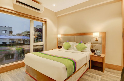 Block E Hotel | Treebo Radhe Palace, Lake Town