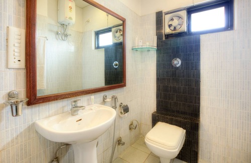 Gomti Nagar Hotel | Treebo Shivam Inn Near Singapore Mall