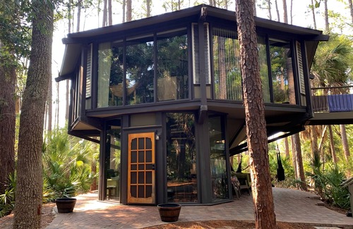 Sea Pines Cottage | Treehouse in Forest by the SeanWalk to Harbourtown