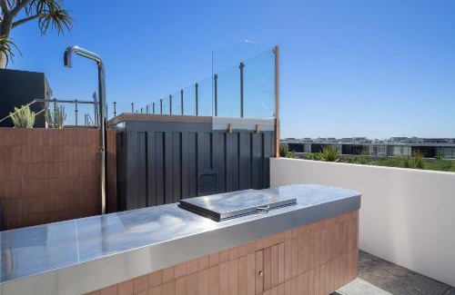 North Fremantle Apartment | Trendy 1-Bed Retreat in Fremantle with Rooftop