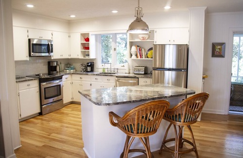 Old Town House | Trendy 3 Bedroom 2 Bathroom In Historic Village - Walk To Everything