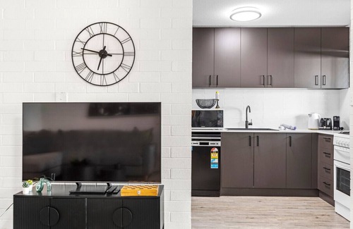 Wembley Apartment | Trendy townhouse on lake’s edge with lush parks!