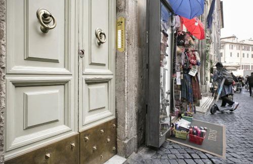 Rione II Trevi Apartment | Trevi Fountain Apartment