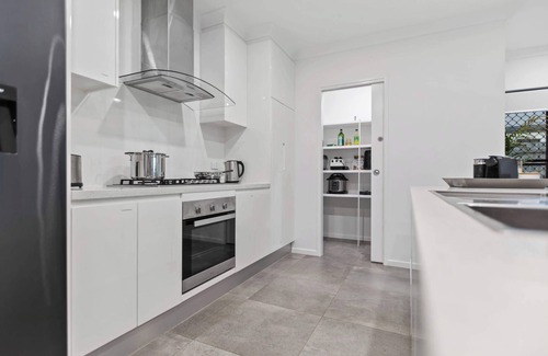 Trinity Beach House | Trinity Oasis Spa, BBQ & Family Retreat