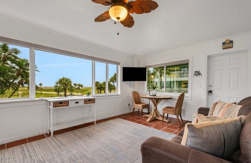 Treasure Island Condo | Tropic Terrace Suite #27 - Beachfront Rental 1 Bedroom Condo by Redawning