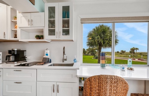 Treasure Island Condo | Tropic Terrace Suite #27 - Beachfront Rental 1 Bedroom Condo by Redawning
