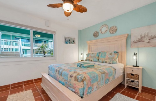 Treasure Island Condo | Tropic Terrace Suite #27 - Beachfront Rental 1 Bedroom Condo by Redawning
