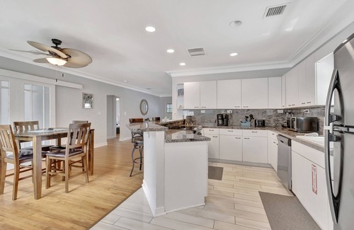 Tarpon River House | Tropical Getaway- Downtown/Las Olas with a POOL!