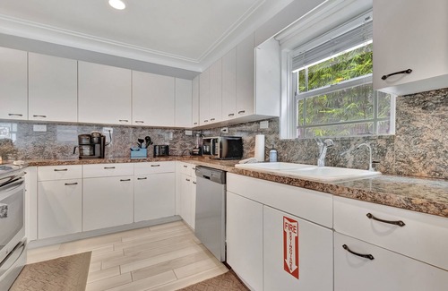 Tarpon River House | Tropical Getaway- Downtown/Las Olas with a POOL!