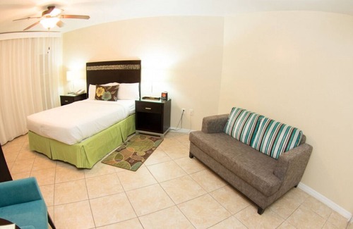 Crystal Harbour Resort | Tropical Getaway! 4 Family-Friendly Units! Outdoor Pool, Minutes to Camana Bay!