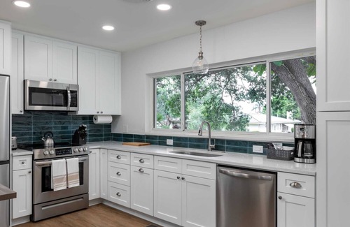 Harbor Hills House | Tropical Oasis 7 mins to beach w/ pool & hot tub