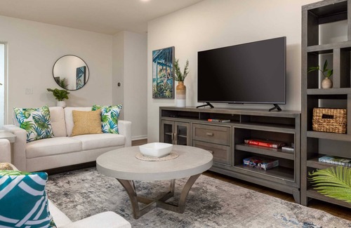 Harbor Hills House | Tropical Oasis 7 mins to beach w/ pool & hot tub