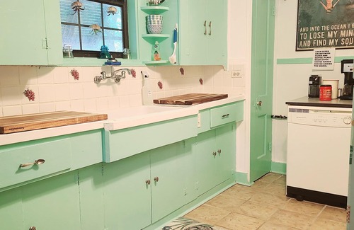 Bacliff House | Tropical Oasis By the Bay