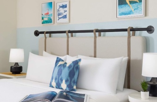 New Town Hotel | Tropical Playground | Relaxed Key West Stay w/Pool, Karaoke Nights & Tiki Bar