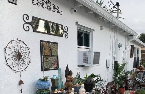 Hallandale Beach Cottage | ☀️Tropical Pool&Water🌸Garden KingBed o 2 twins Best Sunset, Beach BBQ,Shop,Dine