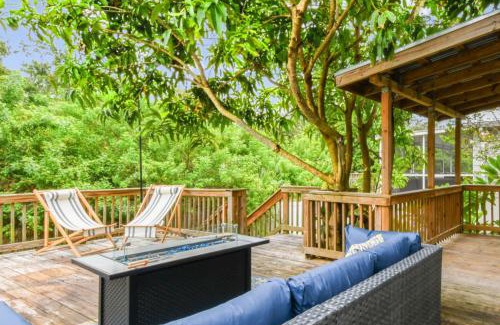 Port Tampa City House | Tropical Retreat- Pet & Family Friendly, Hot Tub, Fire Pit, Deck, Grill, 5 min to Beach