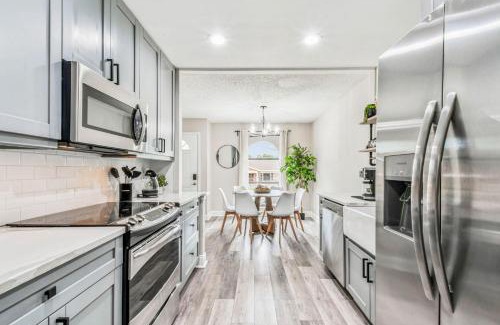 Port Tampa City House | Tropical Retreat- Pet & Family Friendly, Hot Tub, Fire Pit, Deck, Grill, 5 min to Beach
