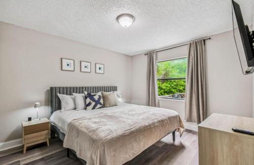 Port Tampa City House | Tropical Retreat- Pet & Family Friendly, Hot Tub, Fire Pit, Deck, Grill, 5 min to Beach