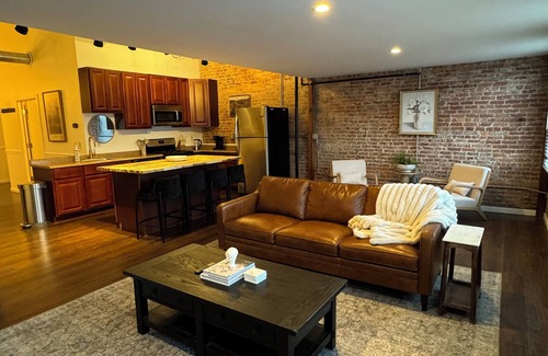 Utica Apartment | True Loft at Baggs Square-Walking distance to Wynn Hospital