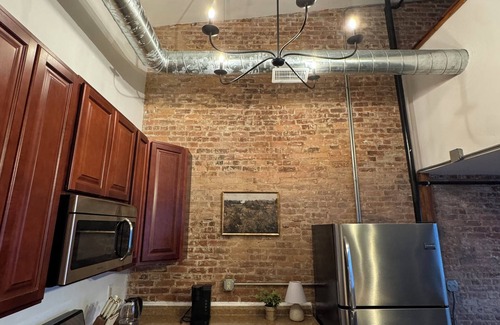 Utica Apartment | True Loft at Baggs Square-Walking distance to Wynn Hospital