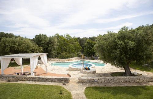 San Michele Salentino House | trullo degli ulivi con piscina e vasca per bambini