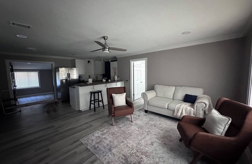 Elberta House | tTree Line Escape 20 Mins to Beaches Cozy + Spacious