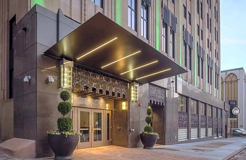 Downtown Tulsa Hotel | Tulsa Club Hotel, Curio Collection by Hilton