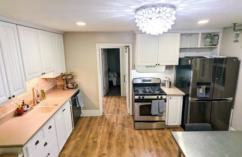 Sandy Cottage | Turn of the Century 3-bedroom Cottage Retreat