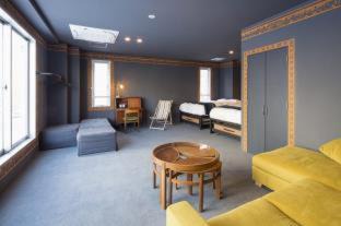 Shinsencho Hostel | Turn Table