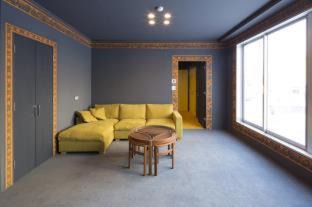 Shinsencho Hostel | Turn Table