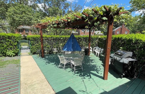 Silver Spring House | TWIN BED - PILLOW - SHOWER - FRIDGE - MW - 62.