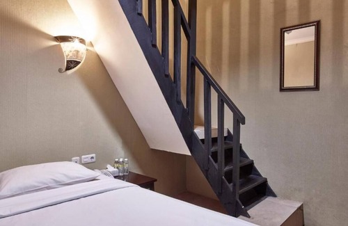 Old Jakarta Hotel | Twins Hotel Manggadua