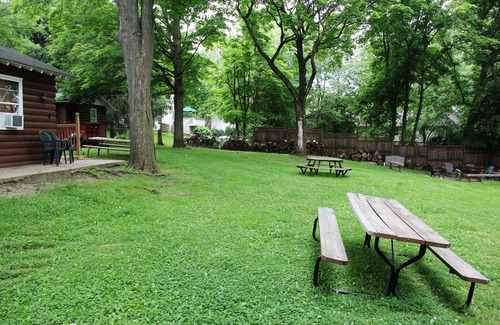 Williams Bay Cabin | Two Bed Two Bathroom Cabin with kitchen area