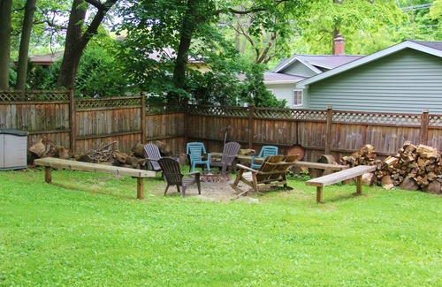 Williams Bay Cabin | Two Bed Two Bathroom Cabin with kitchen area