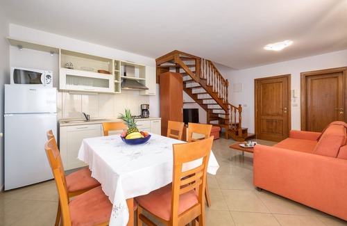 Basanija Apartment | Two bedroom apartment with terrace and sea view Bašanija, Umag (A-3402-c)