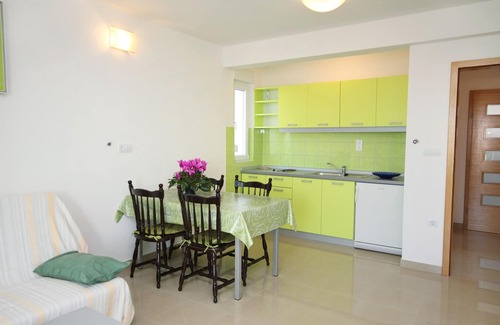 Duce Apartment | Two bedroom apartment with terrace and sea view Duće, Omiš (A-5261-b)