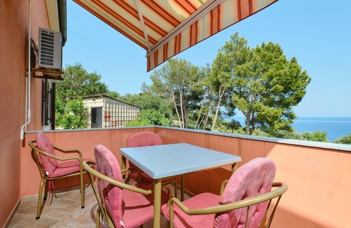 Cunski Apartment | Two bedroom apartment with terrace and sea view Ćunski, Lošinj (A-7867-a)