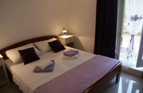 Sveti Filip i Jakov House | Two rustikal apartments in Vila 'U Kali' close to the beach, reserved parking place