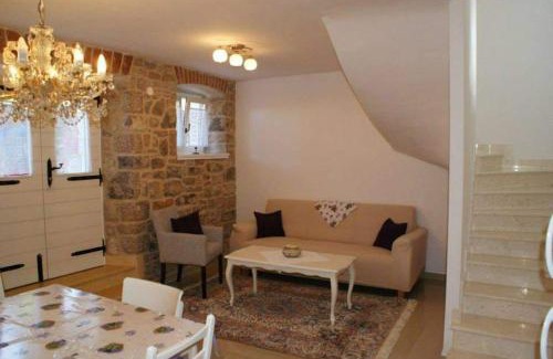 Sveti Filip i Jakov House | Two rustikal apartments in Vila 'U Kali' close to the beach, reserved parking place