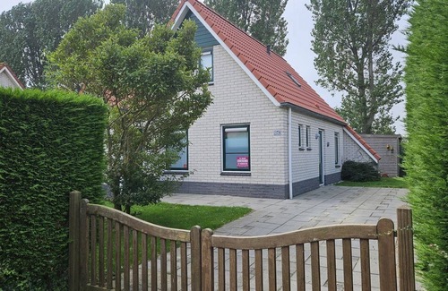 Breskens House | Type Zeemeeuw located at the Schoneveld holiday park is a tough holiday home with great comfort (87 m2). Around the House there is a garden with driveway for the car.